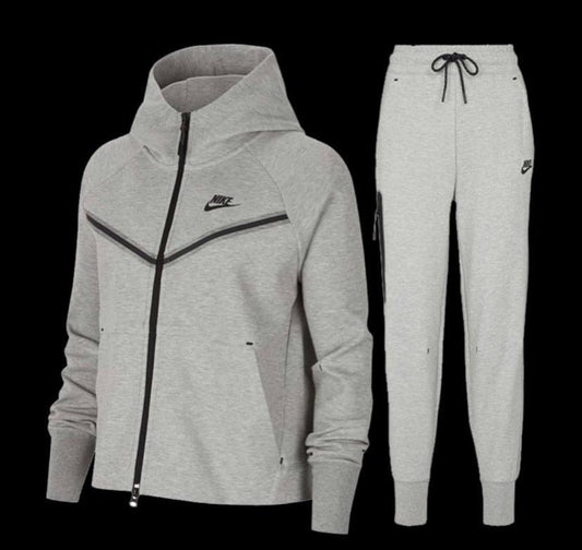 Nike Tech gris + Camiseta Nike (GRATIS)